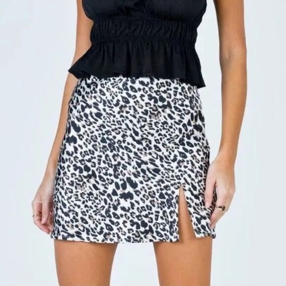Princess Polly Dresses & Skirts - Princess Polly Yates Leopard Print Mini Skirt Size 4